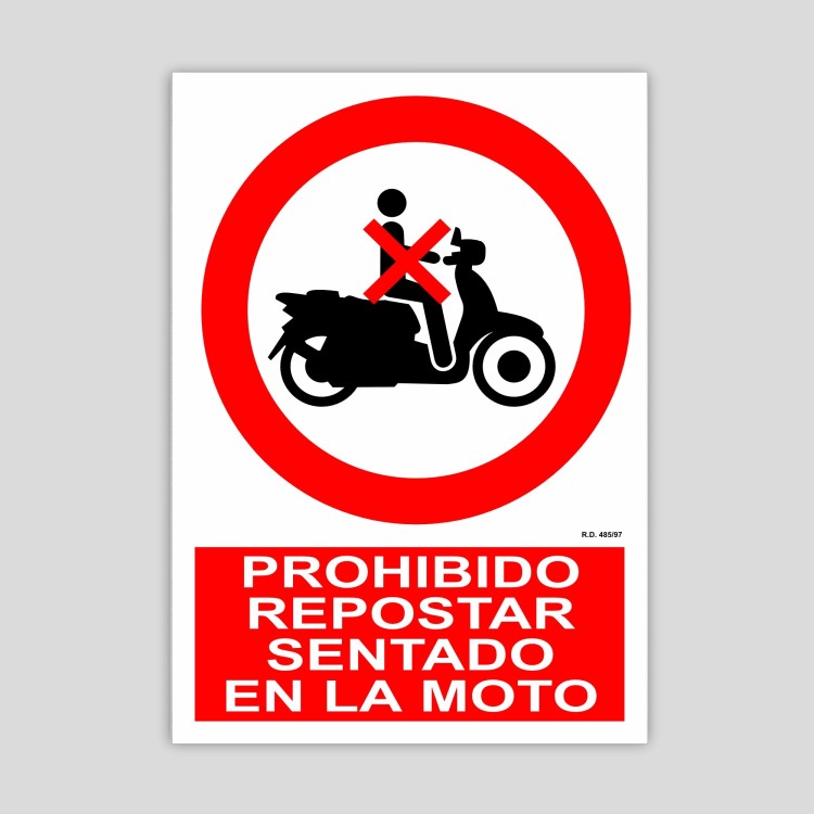 Cartel de Prohibido repostar sentado en la moto